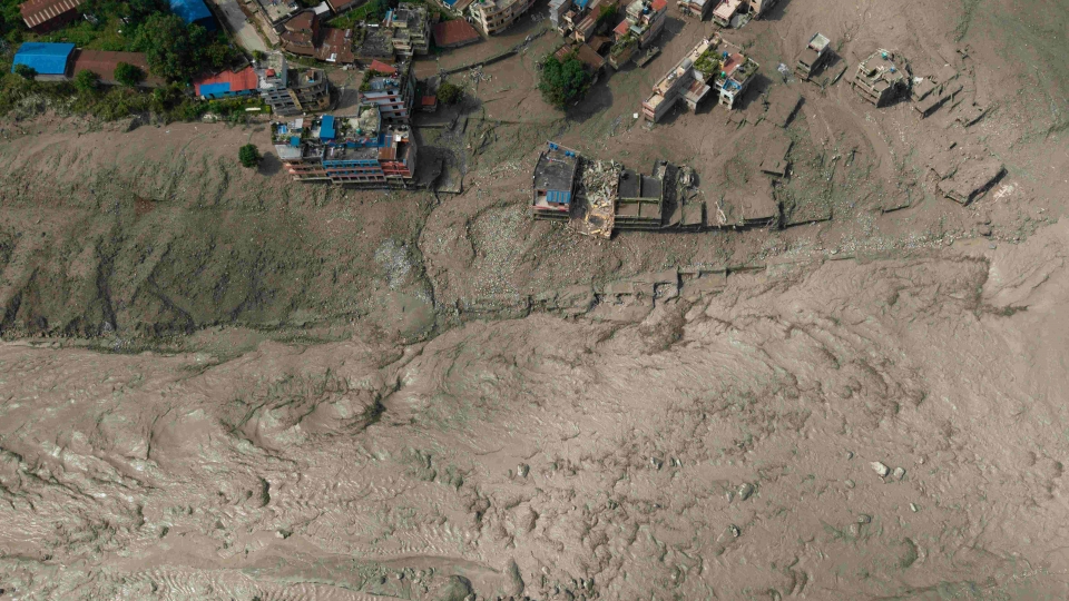 Cảnh tượng kinh hoàng tại Nepal sau trận lũ quét trên dãy Himalaya