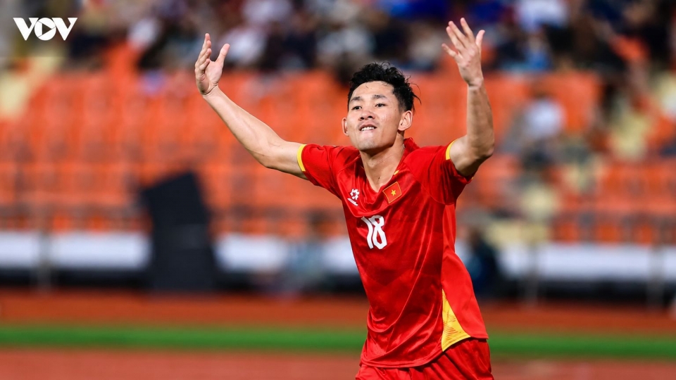 nguyen-hai-long-celebrates-his-goal.jpg