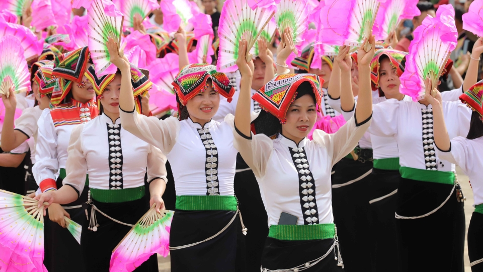 nhung-bo-vay-ao-ruc-ro-tieng-cuoi-noi-cua-ba-con-nhung-gian-hang-day-mau-sac-va-dong-du-khach-nhon-nhip-tao-nen-bau-khong-khi-vua-nao-nuc-vua-dam-chat-vung-cao.jpg