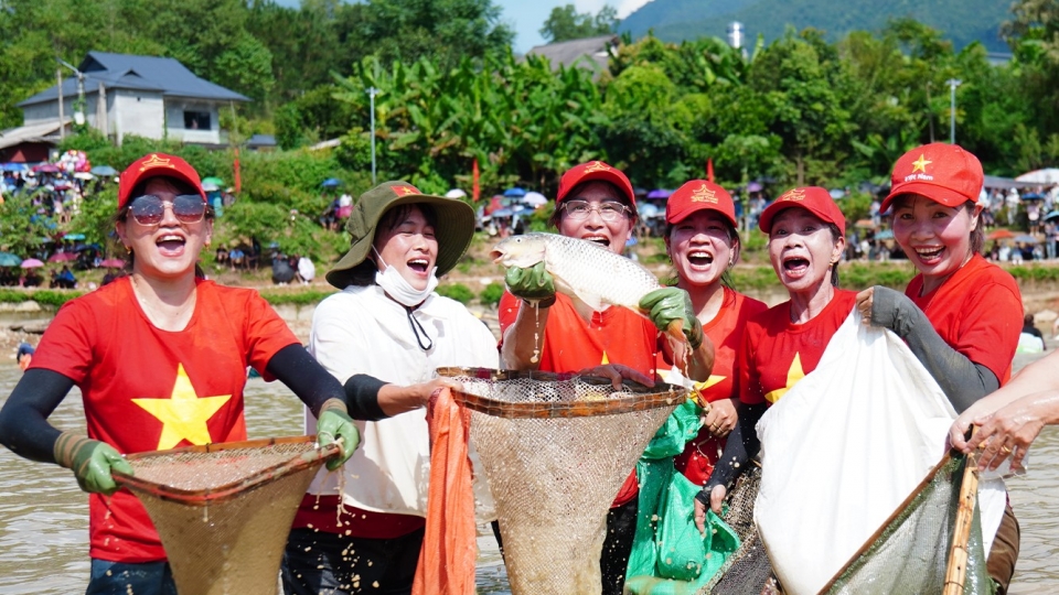 niem-vui-cua-du-khach-ben-thanh-qua-hoi-thi-bat-ca.jpg