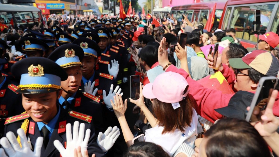 peoples-heart-posture-in-vietnam.jpg