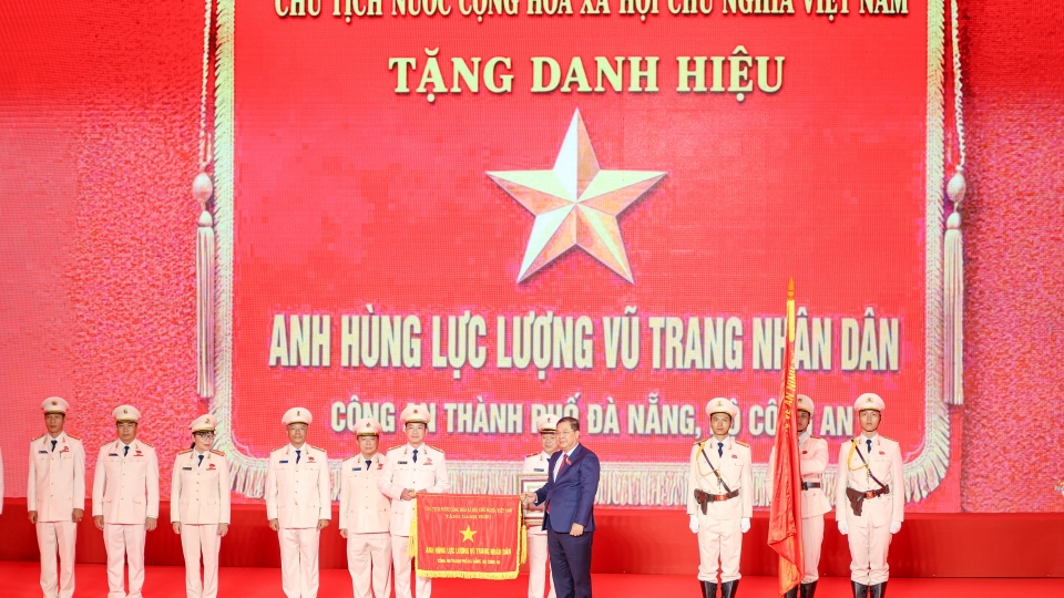 pho-thu-tuong-thuong-truc-chinh-phu-nuoc-cong-hoa-xa-hoi-chu-nghia-viet-nam-trao-tang-danh-hieu-anh-hung-luc-luong-vu-trang-nhan-dan-cho-cong-an-thanh-pho-da-nang.jpg