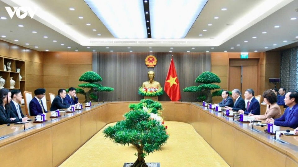 pm-hung-hosts-singaporean-guest.jpg