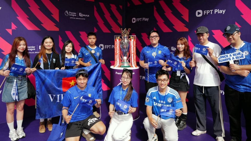 premier-league-trophy-in-hanoi.jpg