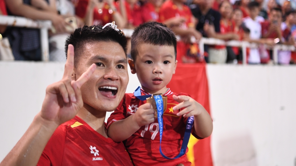 Quang Hải lập kỳ tích ở ASEAN Cup, dành tặng HCV vô địch cho con trai