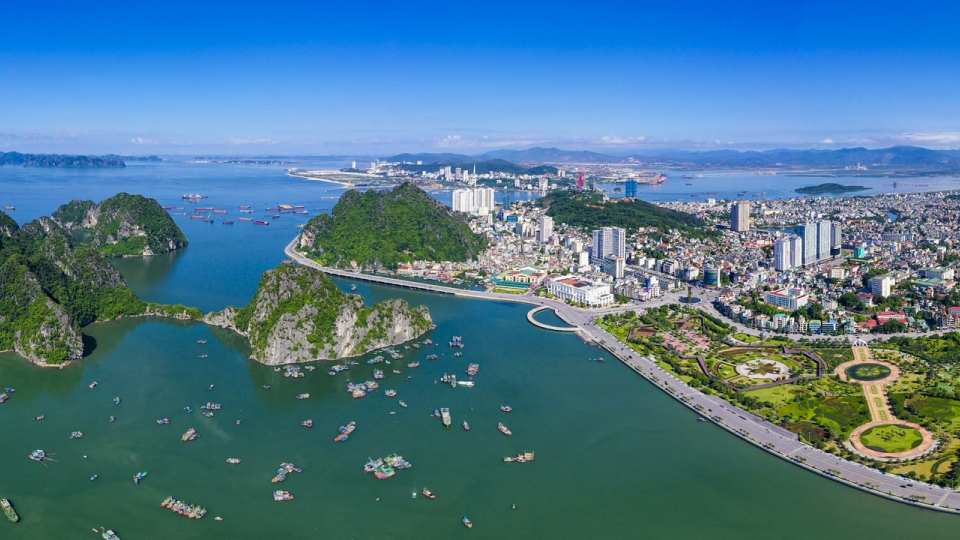 quang-ninh-dau-tu-co-so-ha-tang-thay-doi-dien-mao-dong-bo-suot-nhieu-nam-qua.jpg
