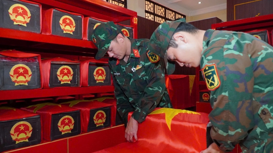 quy-tap-417-bo-hai-cot-liet-su-o-cong-vien-le-thi-rieng.jpg