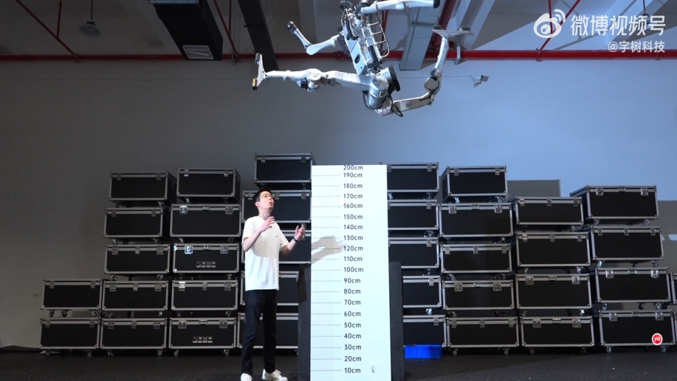 robot_pha_ky_luc_nhay_cao_va_chay_nhanh_cua_con_nguoi_anh_unitree_robotics_20260818073758.jpeg