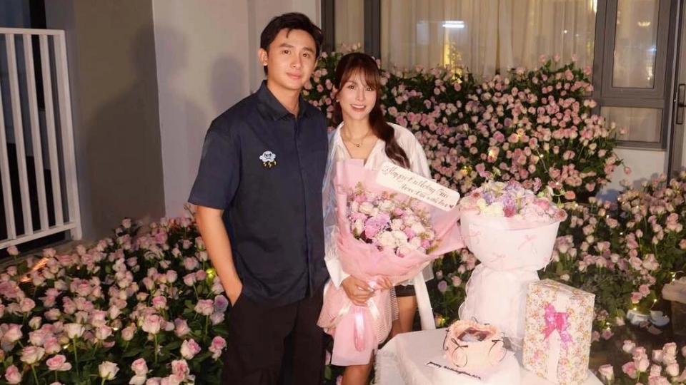 Sao Việt 24-8: Chi Pu vướng nghi vấn hẹn hò tại Pháp