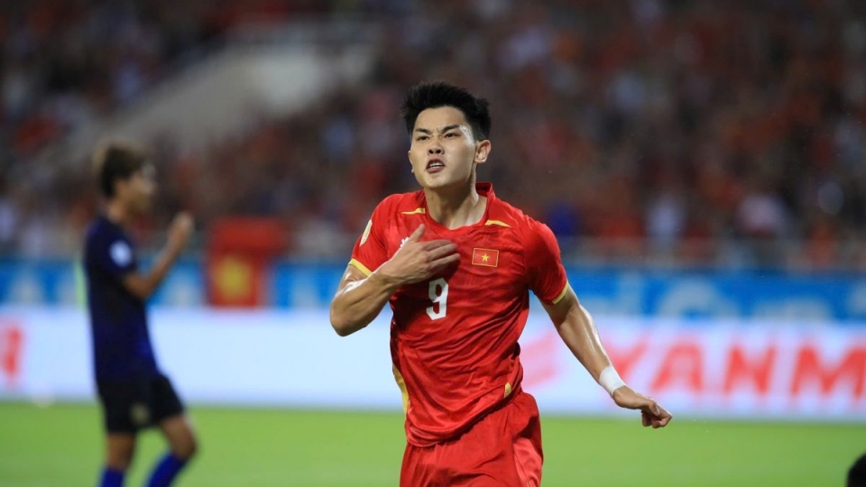 striker-dinh-bac-celebrate-his-goal.jpg