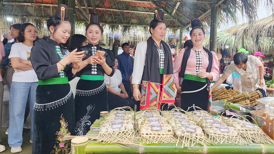 Rộn ràng chợ phiên Tết Độc lập ở Muổi Nọi, Sơn La