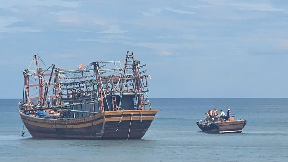 tau-mac-can-trong-qua-trinh-vao-neo-dau-tranh-gio-cach-bo-khoang-150-m.jpg