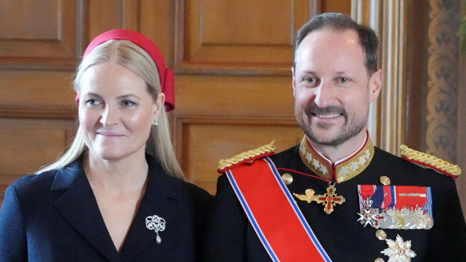 thai-tu-haakon-ben-phai-va-thai-tu-phi-mette-marit-tai-cung-dien-hoang-gia-oslo-na-uy-thang-32026.-anh-reuters.jpg