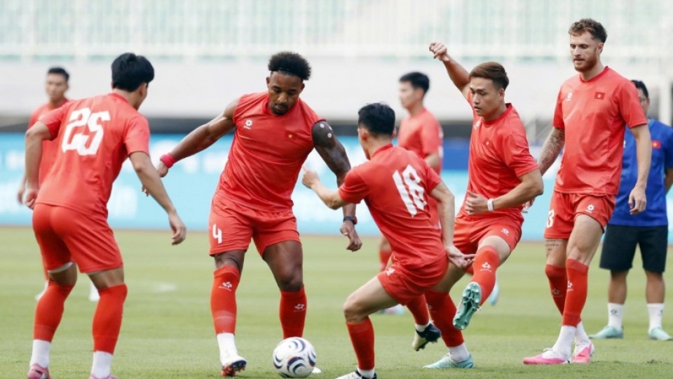 the-vietnam-national-team-holds-a-familiarization-training-session-at-pakansari-stadium.jpg