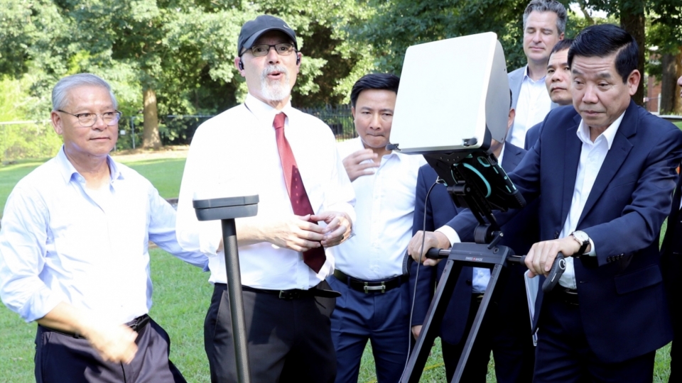 the-vietnamese-delegation-learns-about-advanced-technologies-for-locating-fallen-soldiers-remains.jpg