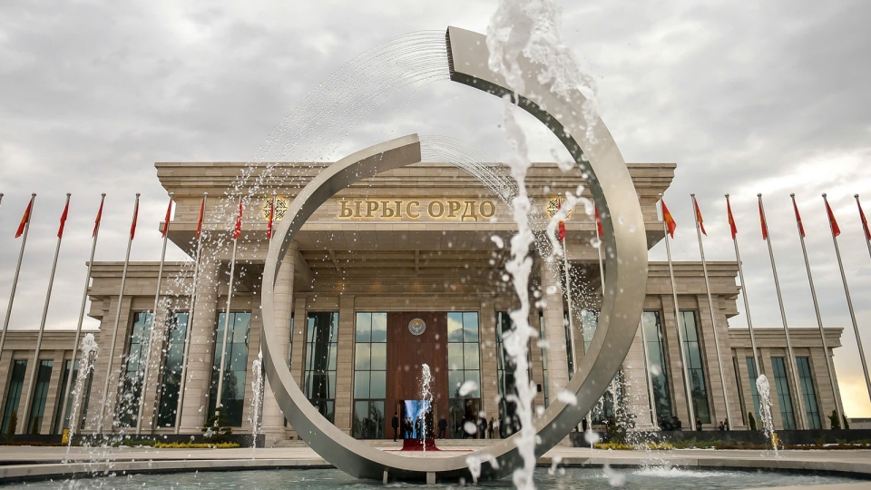 thu-do-kyrgyzstan-thanh-pho-bishkek-.van-fong-tong-thong-kyrgyzstan.jpg