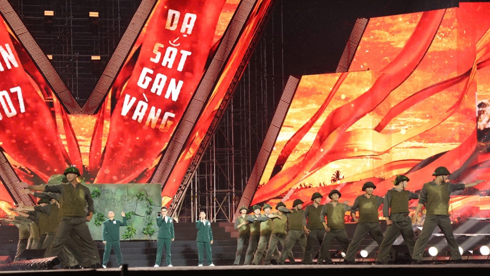 Khán giả TP.HCM đội mưa xem concert Tổ quốc trong tim