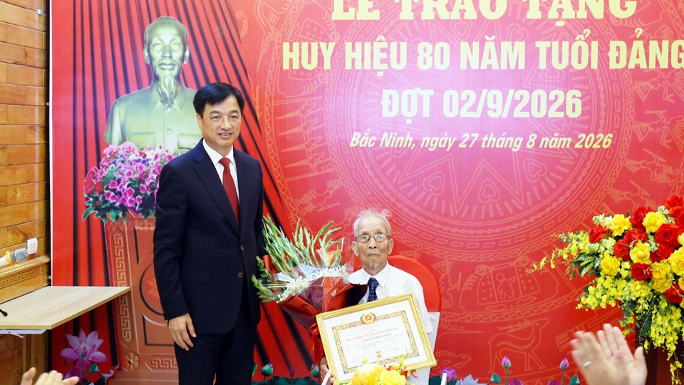 trao-huy-hieu-dang-3.jpg