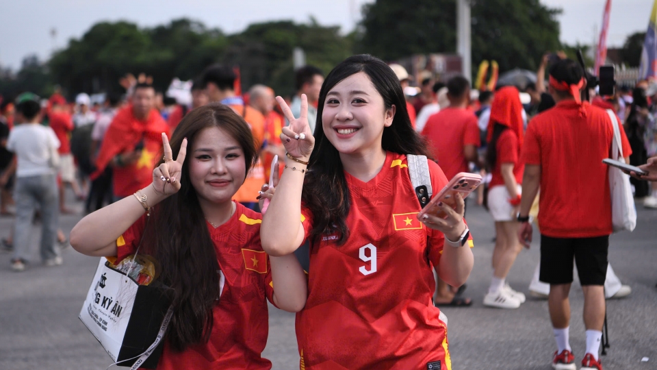 CĐV mở hội, xếp hàng vào sân xem chung kết lượt về ASEAN Cup Việt Nam vs Thái Lan