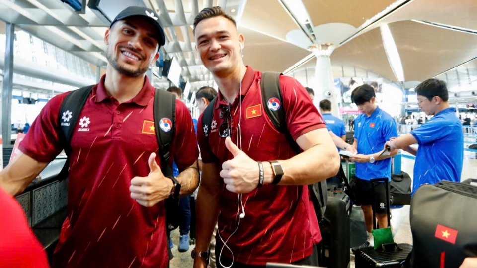 Vietnamese football team returns home to warm fan welcome after Malaysia win