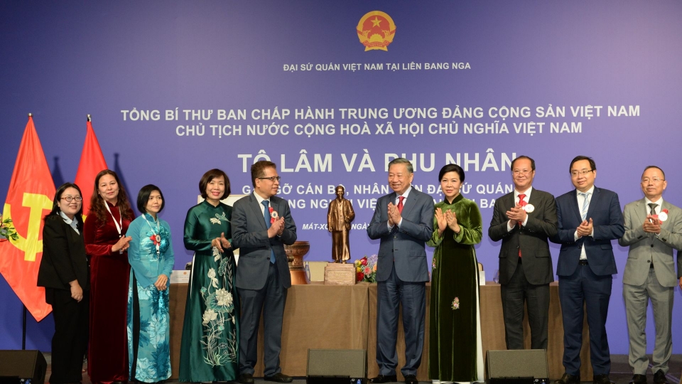 07_09_tong_bi_thu_chu_tich_nuoc_to_lam_tang_buc_tuong_bac_ho_cho_dai_su_quan_viet_nam_tai_nga_20260908013455.jpg