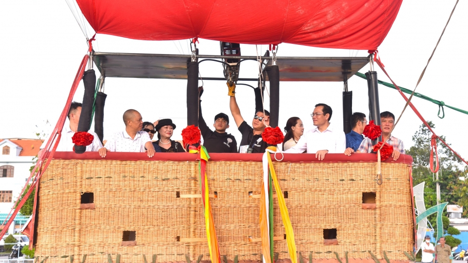 1-dip-2-9-tinh-ca-mau-to-chuc-nhieu-su-kien-thu-hut-khach-trong-va-ngoai-tinh.jpg