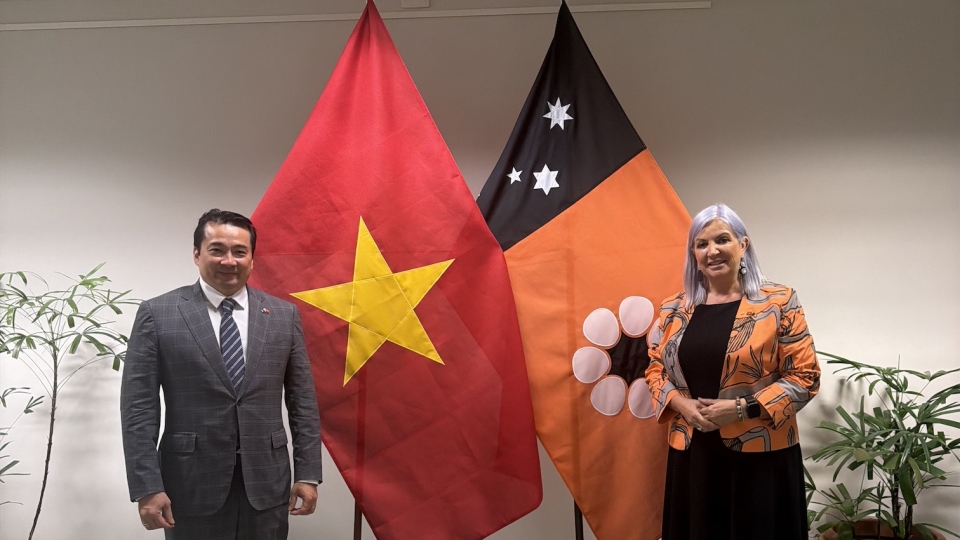 1tong-lanh-su-pham-hai-anh-chup-anh-cung-ba-robyn-cahill-bo-truong-thuong-mai-kinh-doanh-va-quan-he-chau-a-tai-nha-quoc-hoi-bac-australia.-nguon_-tlsq-viet-nam-tai-perth_1.jpg