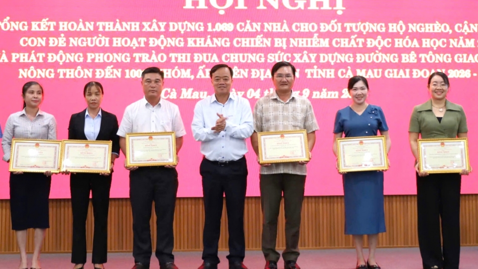 3-ong-viet-pho-bi-thu-tinh-uy-ca-mau-trao-bang-khen-cho-cac-ca-nhan-tieu-bieu.jpg