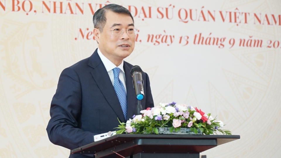 3-thu-tuong-le-minh-hung-gap-mat-can-bo-nhan-vien-dai-su-quan-viet-nam-tai-an-do.jpg