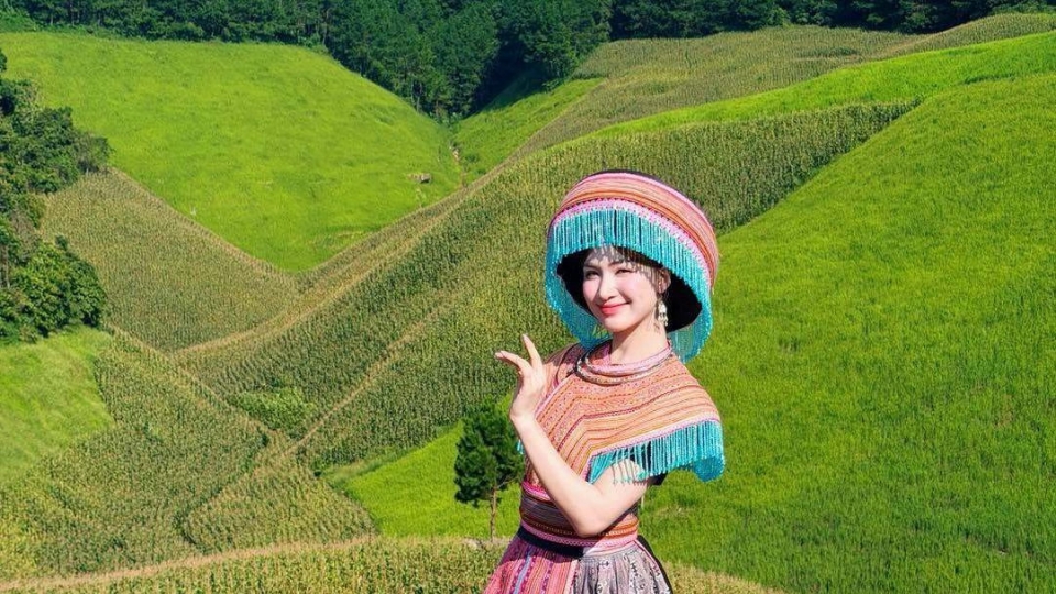 Sao Việt 2-9: Hòa Minzy hóa “gái bản”, Thanh Sơn đón tuổi 35