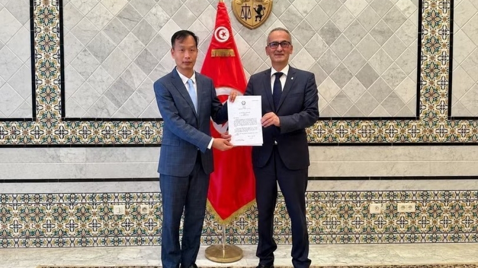 ambassador-nguyen-nam-duong-presents-a-copy-of-his-letter-of-credence-to-state-secretary-to-the-minister-of-foreign-affairs-mohamed-ben-ayed.jpg