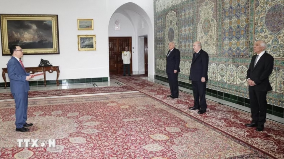 ambassador-vu-duy-long-presents-his-credentials-to-algerian-president-abdelmadjid-tebboune.jpg
