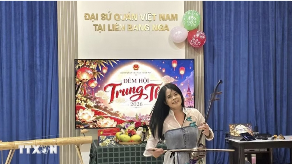 an-artist-from-the-hanoi-college-of-art-performs-at-the-event.jpg