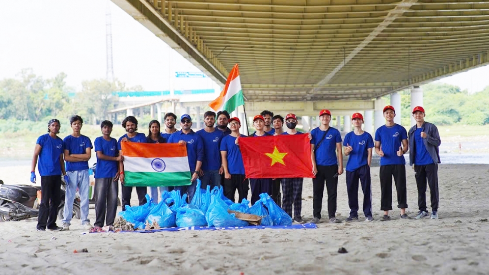 Vietnamese, Indian youth join hands to clean up Yamuna River bank
