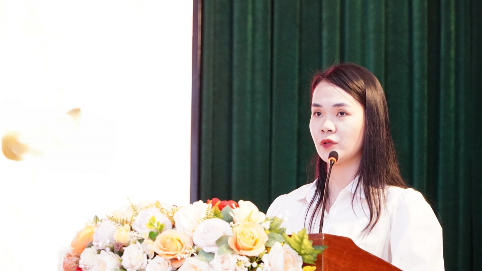 ba-nguyen-thi-my-nhan-o-phuong-dong-hoi-hien-ke-ve-viec-ho-tro-thuc-hien-thu-tuc-hanh-chinh-truc-tuyen.jpg