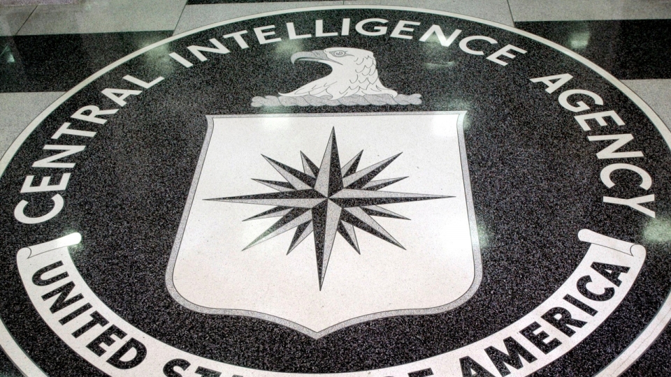 bieu-tuong-cia-logo-cia-tren-sanh-tru-so-cia-tong-hanh-dinh-cia-.reu_.jpg
