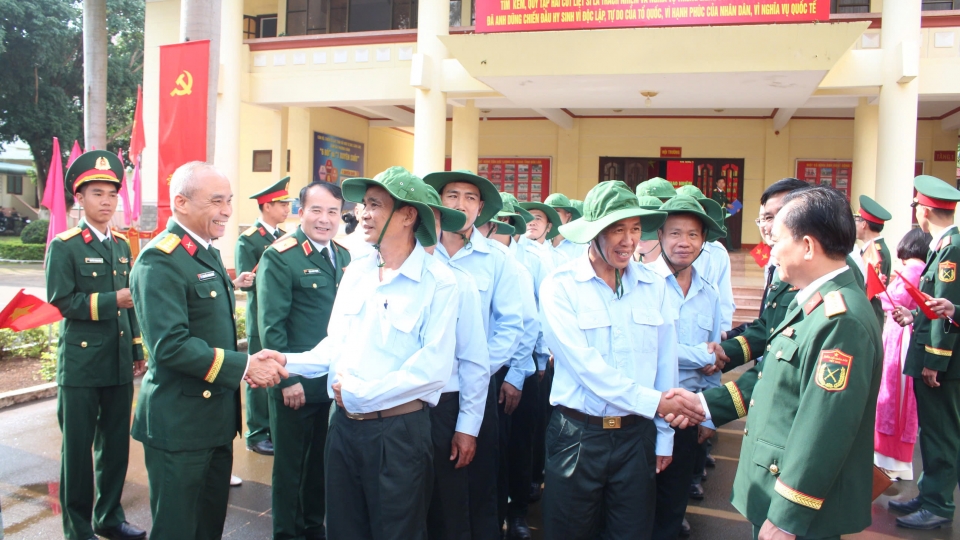 can-bo-chien-si-doi-k51-chia-tay-dong-doi-de-len-duong.jpeg