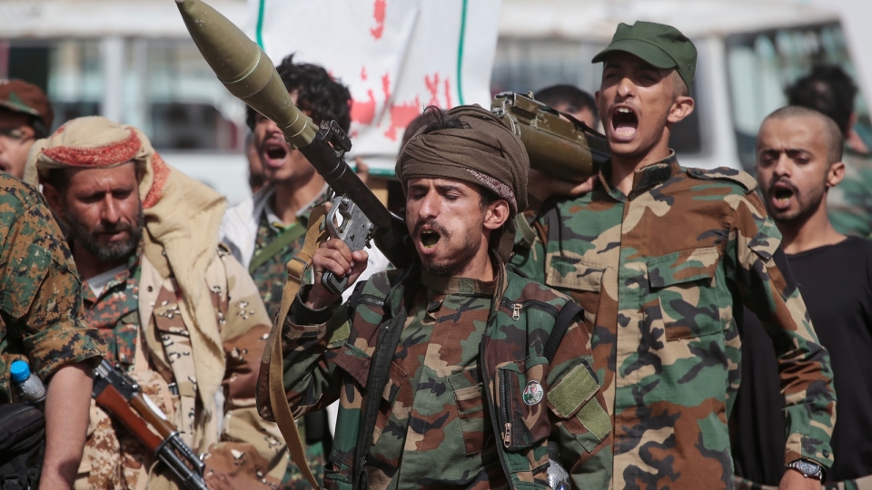 chien-binh-houthi-vu-khi-houthi-sung-b-41-houthi-phien-quan-houthi-yemen-.ap_.jpg