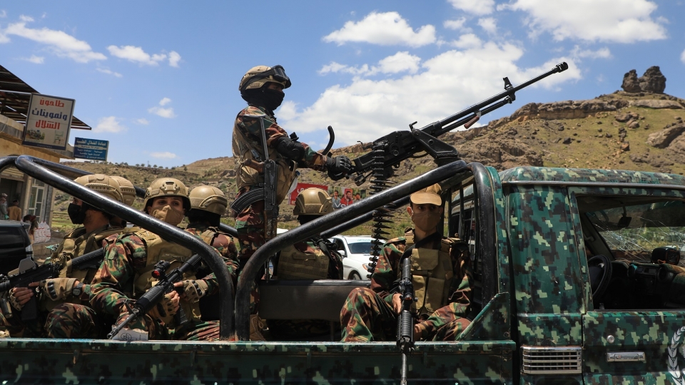 chien-binh-houthi-vu-khi-houthi-xe-ban-tai-houthi-linh-houthi-sung-may-sung-tieu-lien-sung-houthi-9-2026-.ap_.jpg