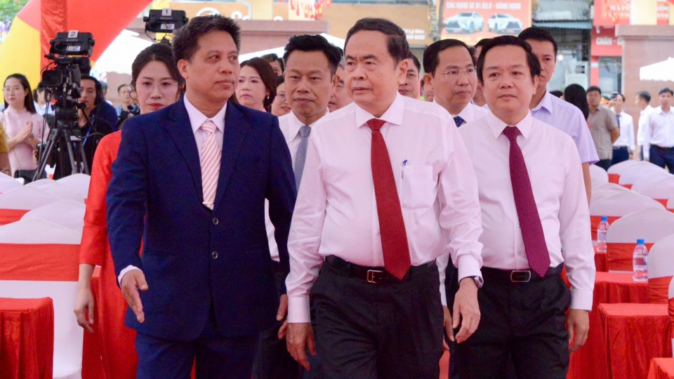 chu-tich-quoc-hoi-du-le-khai-giang-o-hung-yen-13_0.jpg