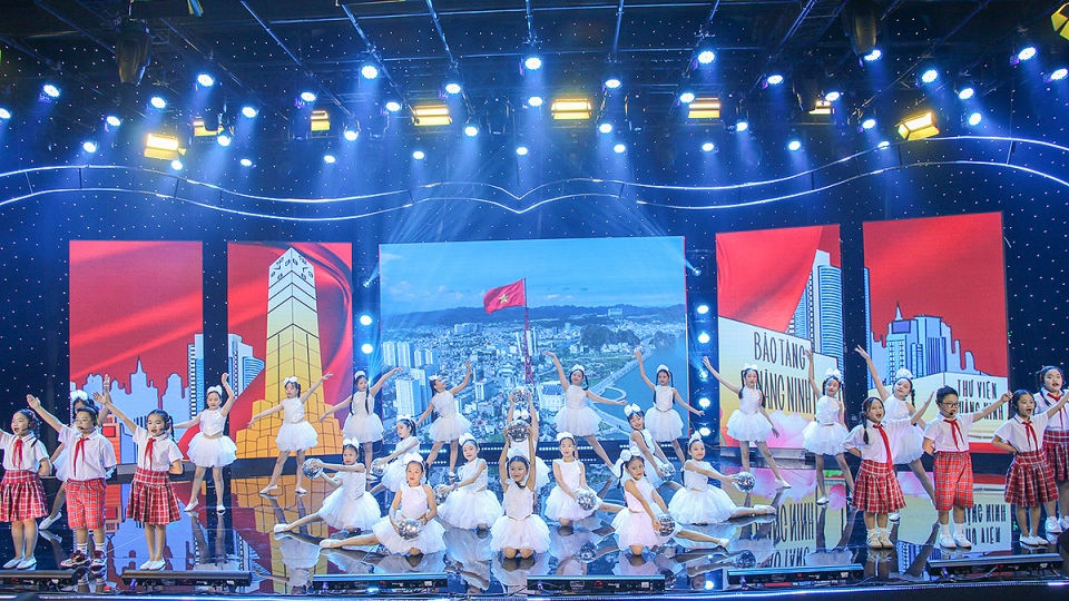 chuong-trinh-nghe-thuat-chinh-luan-quy-tu-nhieu-giong-ca-tre-va-cac-sang-tac-moi-ve-thanh-pho-quang-ninh.jpg
