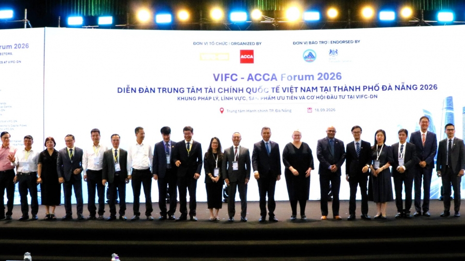 dai-bieu-tham-du-dien-dan-chup-anh-luu-niem.jpg