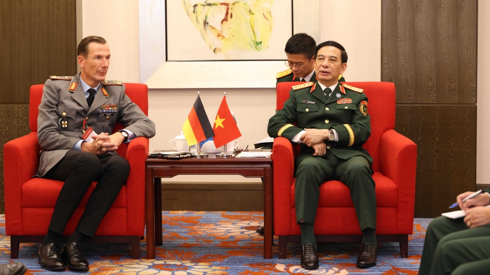 dai_tuong_phan_van_giang_tiep_xa_giao_thieu_tuong_stephan_willer_pho_cuc_truong_cuc_chinh_sach_quoc_phong_bo_quoc_phong_duc_20260916201157.jpg