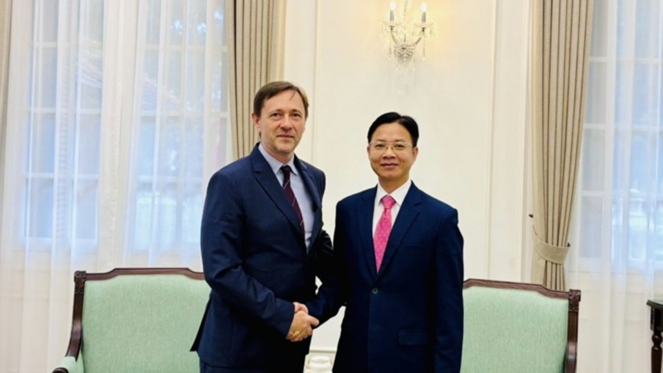 deputy-foreign-minister-ngo-le-van-and-hungarian-ambassador-to-vietnam-baloghdi-tibor.jpg