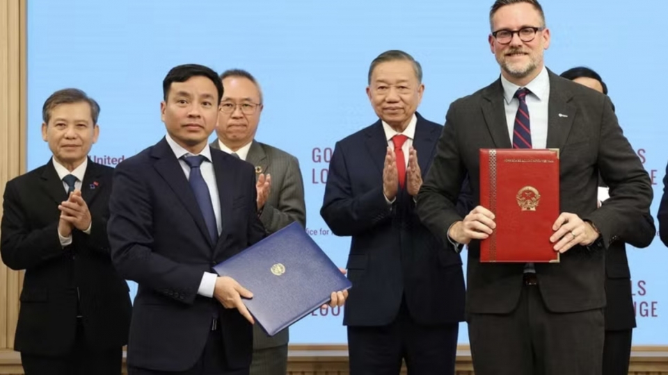 general-secretary-and-state-president-to-lam-witnesses-the-exchange-of-vietnams-cooperation-documents.jpg