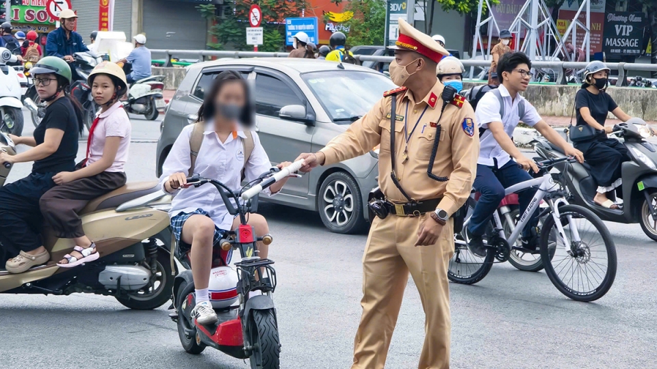 CSGT Hà Nội xử lý hàng loạt phụ huynh, học sinh vi phạm giao thông