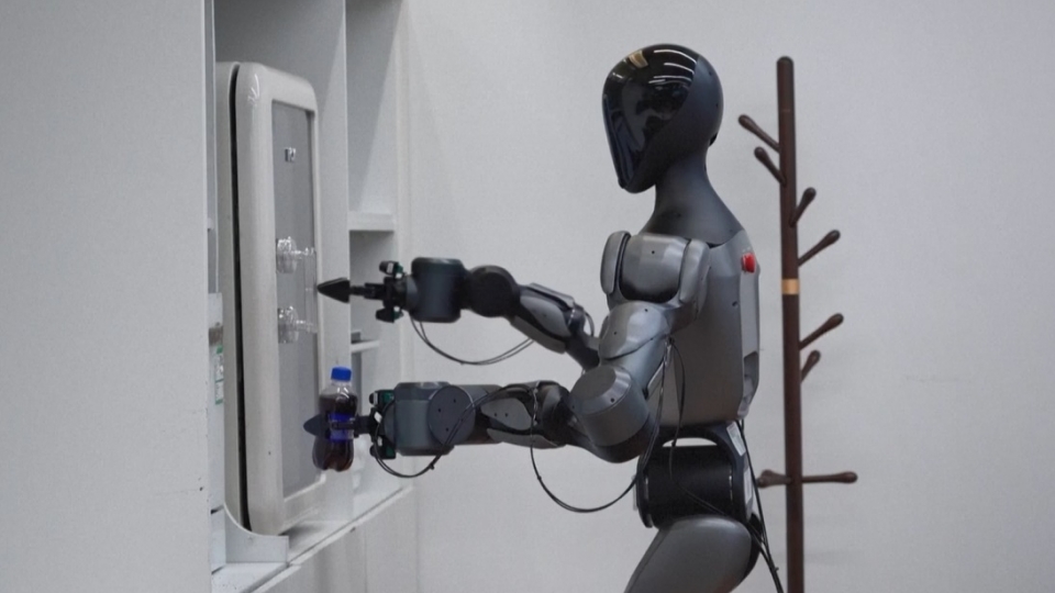 huan-luyen-robot-hinh-nguoi-trung-quoc-robot-trung-quoc-mo-tu-nguoi-may-trung-quoc-.reu_.jpg