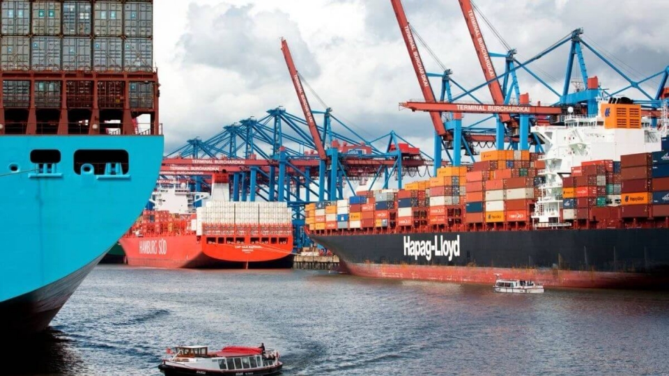 jul07-ln247-maersk-hapag-lloyd-quay-lai-suez-1.jpg