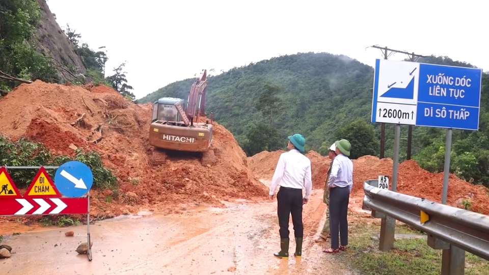 khac-phuc-sat-lo-tren-tuyen-duong-ho-chi-minh-di-xa-huong-phung.jpg