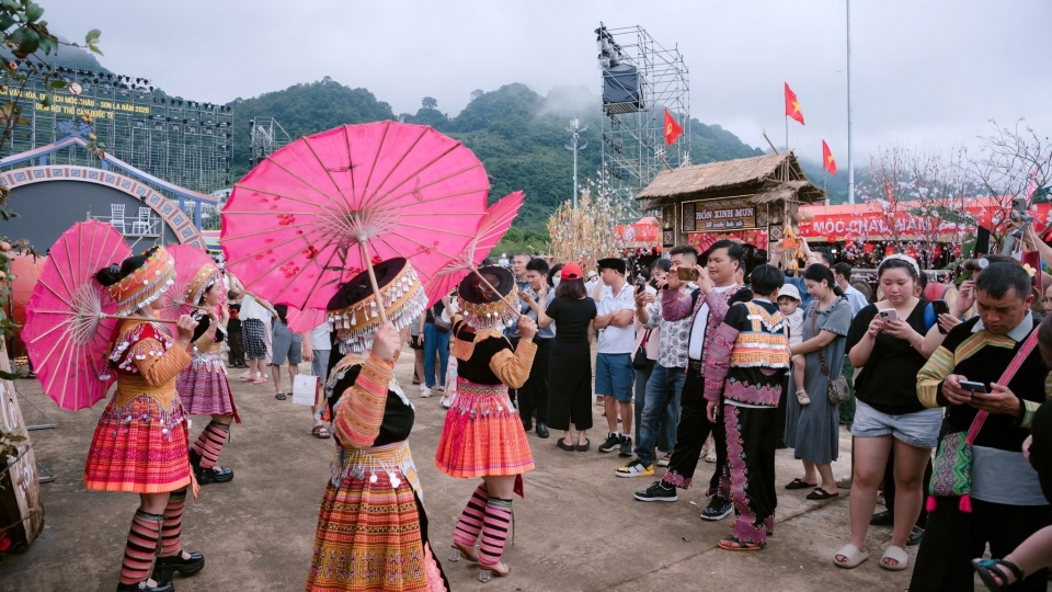 khong-chi-tai-hien-nhung-net-van-hoa-dac-sac-cac-gian-trai-con-tro-thanh-diem-tham-quan-trai-nghiem-va-luu-giu-khoanh-khac-cua-nguoi-dan-du-khach-khi-den-moc-chau.jpg
